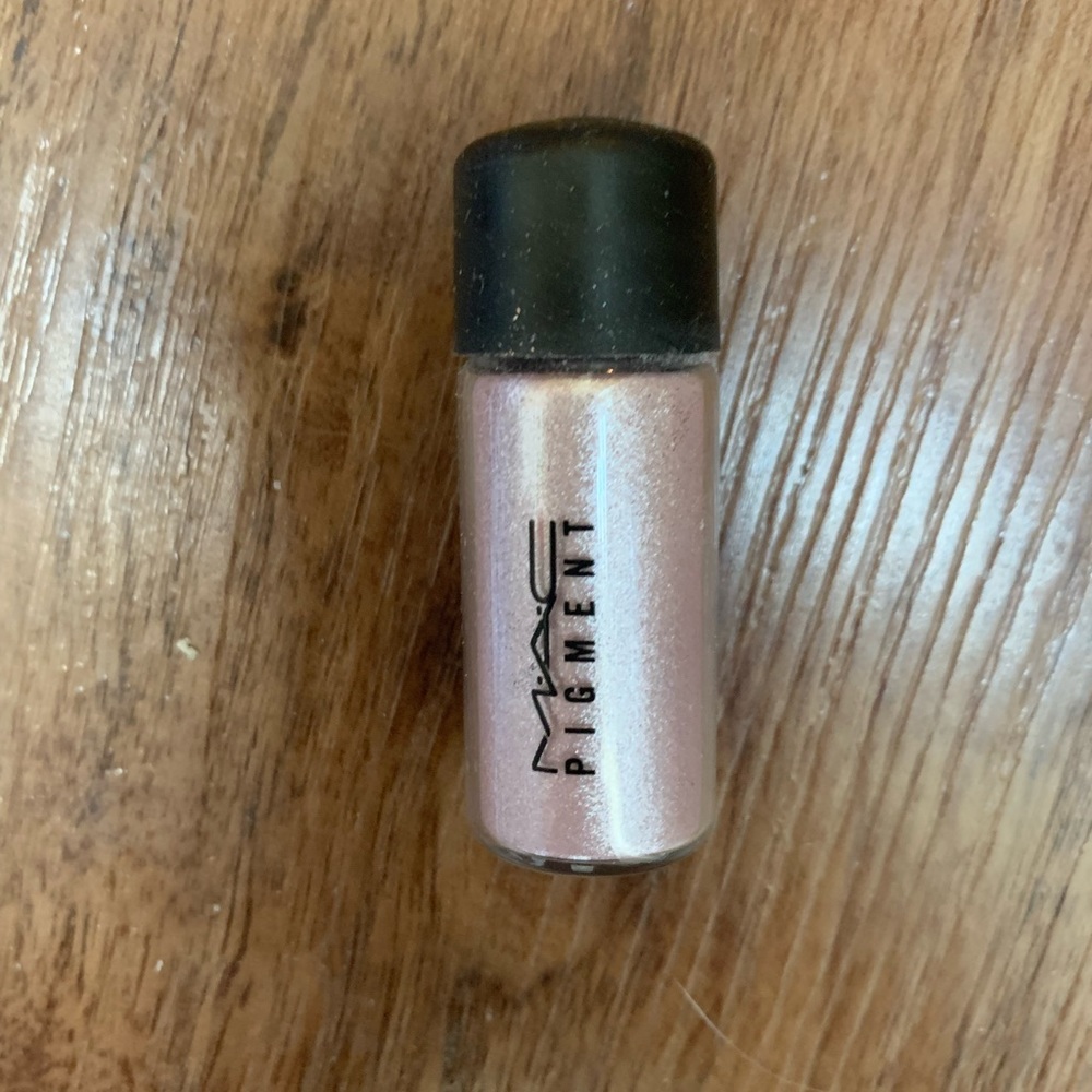 MAC pigment glitter sample in Kitchims which is a beautiful lavender.